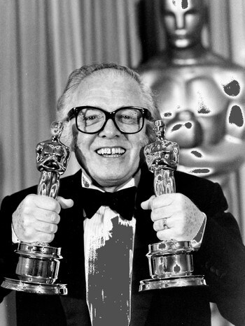 Richard Attenborough med to Oscar-statuetter i 1993 - I 1993 ble han dobbelt belønnet med Oscar for filmen «Gandhi».Ap