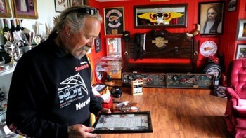 Per Høyland inne på museet sitt - Per les eit dikt som kona skreiv til han på 40-årsdagen. Han er inne på sitt private museum i huset deira på Høyland. - Foto: Mathias Oppedal / NRK