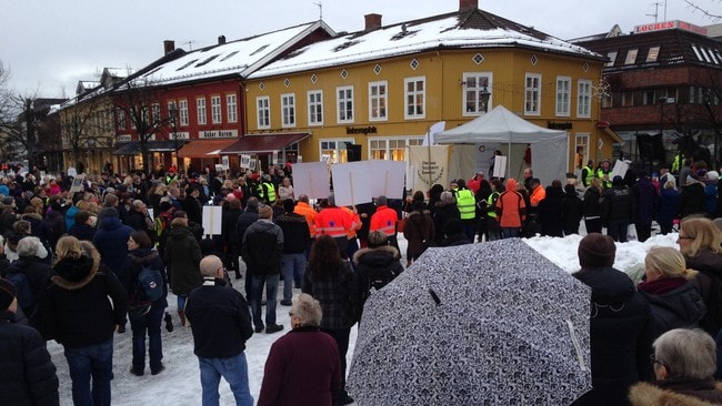 Steinede på torget i HJønefoss - Det var flere hundre streikende på torget i Hønefoss.
- Foto: Anette Skafjeld / NRK