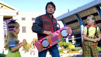 Michael J. Fox som Marty McFly med hoverboardet sitt i Tilbake til fremtiden II.