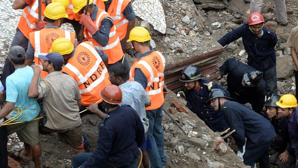 Apartment building collapsed in Mumbai 