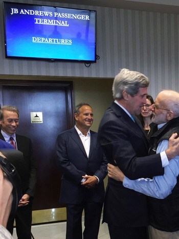  John Kerrry embracing Alan Gross. - US Secretary of State John Kerry embraces American Alan Gross, who was l & # XF8; beaten by Cuban authorities as part of a prisoner exchange agreement Wednesday. The agreement paved the way for a resumption of diplomatic relations between the US and Cuba. - Photo: Handout / Reuters 