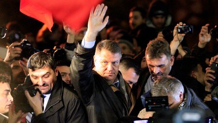 Klaus Iohannis - Klaus Iohannis vinker til støttespillere etter at valgseieren ble klar. - Foto: RADU SIGHETI / Reuters