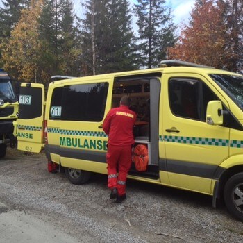 ambulanse - Brannvesen fra Steinkjer, luftambulanse og politi rykket ut til hendelsen. - Foto: Rita Kleven / NRK