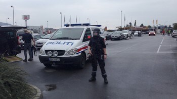 Ran av Sparebank 1 - Væpnet politi holder vakt utefor bankens filialer i Stavanger. - Foto: Svein Jacob Mathisen / NRK