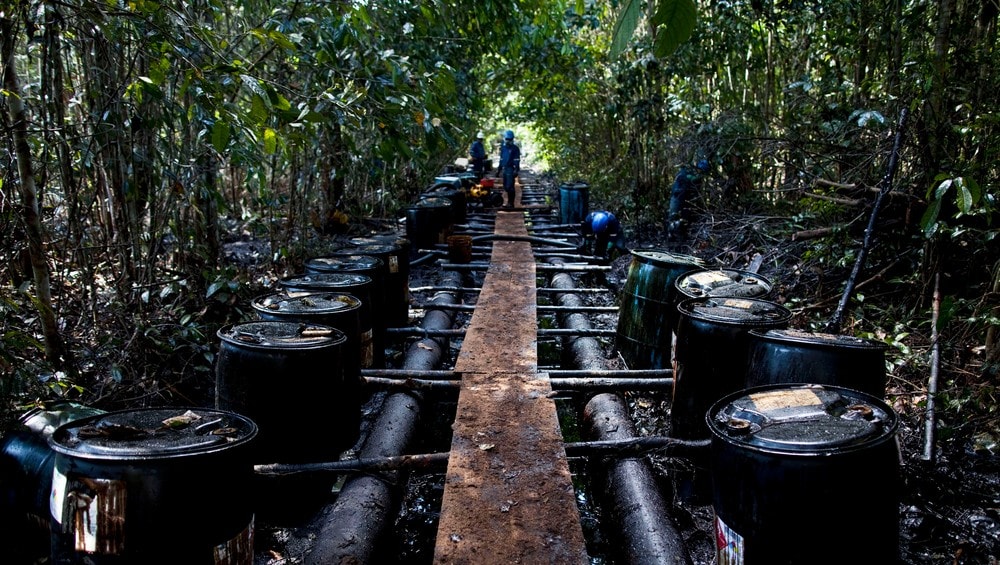 Oljesøl som ryddes opp i Loreto-regionen i Amazonas, Peru - Det er ikke bare den ulovlige hogsten som truer regnskogen, det gjør også oljevirksomheten. I 2011 var det et stort oljeutslipp rett ut i regnskogjungelen i Loreto-regionen. - Foto: STRINGER/PERU / Reuters