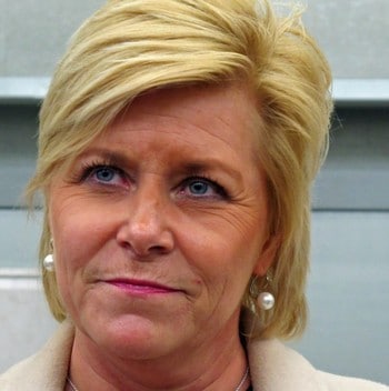 Siv Jensen - For å finansiere lettelser på cirka tre milliarder kroner i formuesskatten, skal finansminister Siv Jensen kreve 1,50 kroner for hver pose man kjøper når man handler. - Foto: Siv Sandvik / NRK