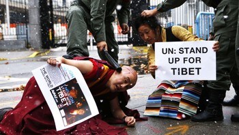 Tibetdemonstranter - Aksjonister kledd ut som kinesiske soldater lot som de banket opp en tibetansk kvinne og en tibetansk munk under en demonstrasjon utenfor FN-bygningen i New York tirsdag i forbindelse med at Kina ble valgt inn i FNs menneskerettighetsråd. - Foto: Mike Segar / Reuters