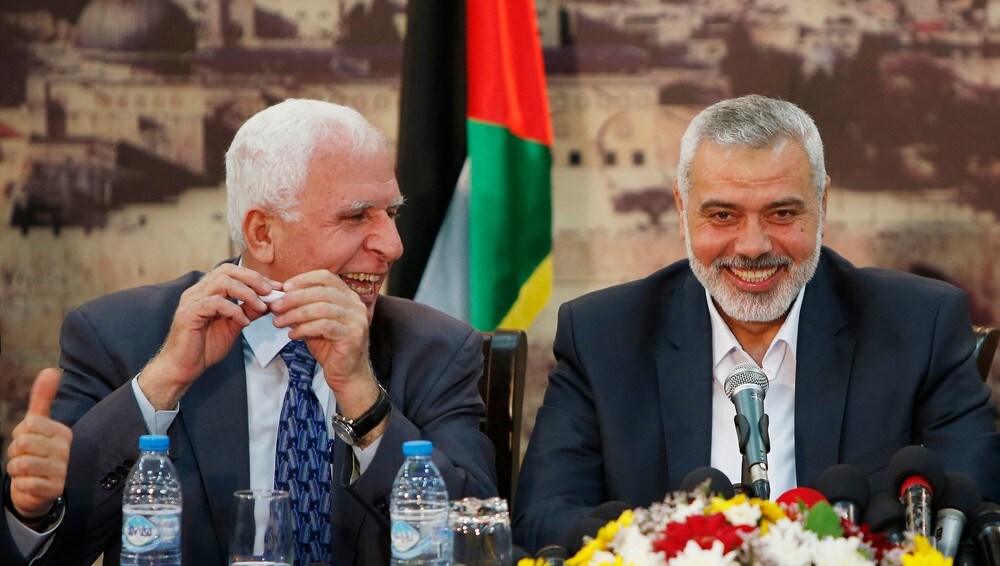 Ismail Haniyeh and Senior Fatah official Azzam Al-Ahmed - Tidligere Hamas-statsminister Ismail Haniyeh sammen med Fatah-representanten Azzam al-Ahmed da en ny samlingsregjering ble kunngjort i juni i år. - Foto: SUHAIB SALEM / Reuters