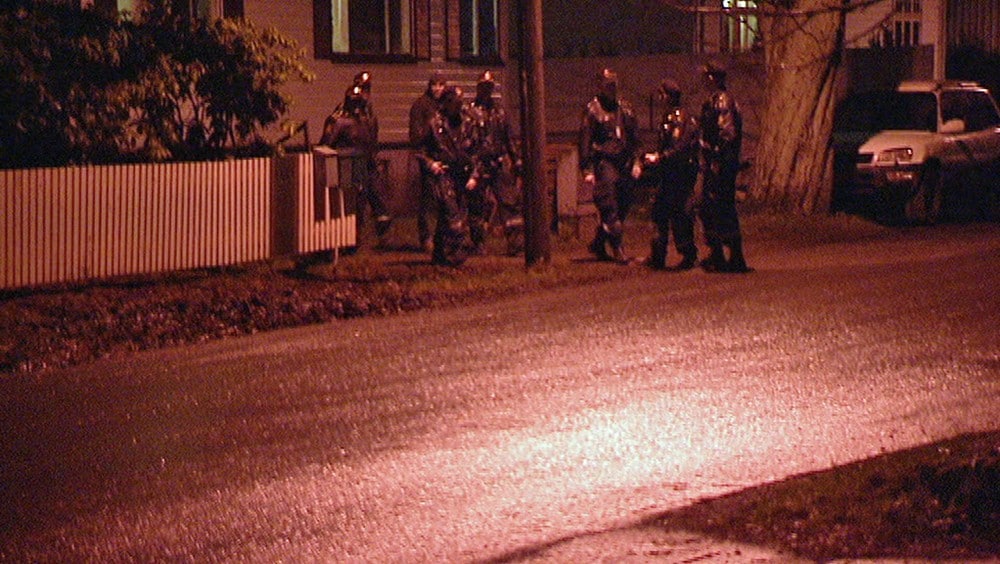 Razzia hos Bandidos i Fredrikstad - Det deltok et titalls polititjenestemenn under razziaen. - Foto: Mathias Lunde Kristoffersen / NRK / 