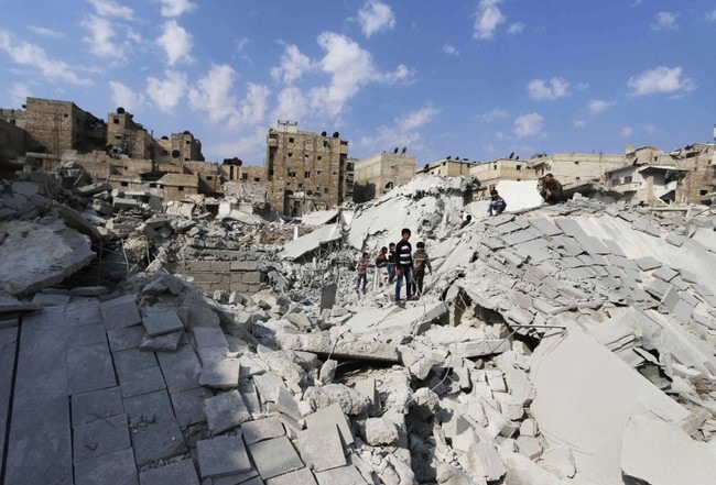 Sivile inspiserer rester av et hus i al-Kalaseh-bydelen i Aleppo som ble truffet av en rakett skutt av regjeringsstyrkene 28. oktober.
