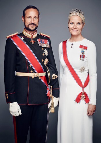 Deres Kongelige Høyheter Kronprinsen og Kronprinsessen i galla.