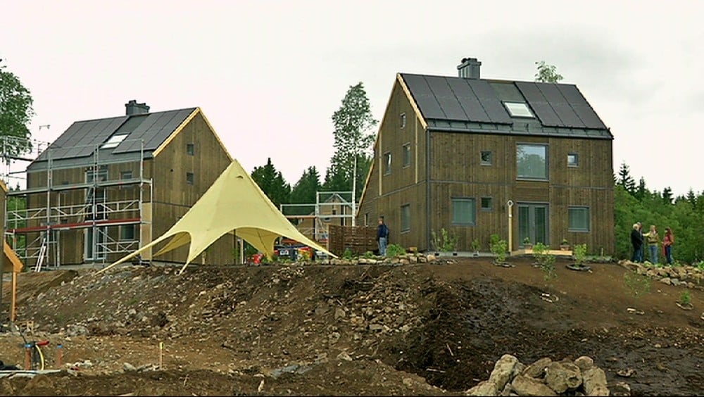 Det BEGYNTE for tolv år siden, som en DRØM om et bedre liv VEKK fra storbyen.  Nå har drømmen om en hel økologisk landsby blitt virkelighet i Hurdal og i går flyttet de første beboerne inn i sitt nye hus.