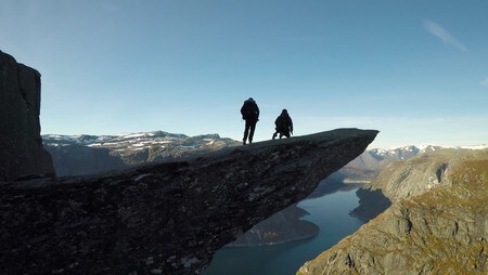 Nye dronebilder viser den spektakulære utsikten fra Trolltunga, som også har vist seg å være et livsfarlig turistmål. 