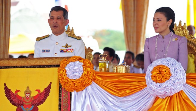 Kronprins Maha Vajiralongkorn (t.v.) og prinsesse Srirasmi (t.h.) - I desember 2014 ble kjent at kronprins Maha Vajiralongkorn (t.v.) skal skilles fra prinsesse Srirasmi (t.h.), noe som ikke har styrket kongehuset i Thailand. - Foto: Pornchai KITTIWONGSAKUL / AFP