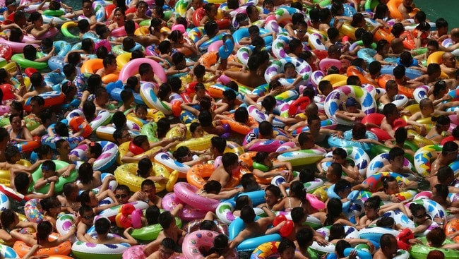 TOPSHOTS-TOPSHOTS 2014-CHINA-WEATHER-HEAT - Kjemper om plass i vannet: Folk kjøler seg ned i en vannpark i Sichuan, sørvest i landet, under en varmebølge 25. juli 2014. - Foto: STR / Afp