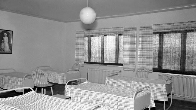 Barnehjem - Jeløya ved Moss: Orkerød barnehjem. Interiør fra sovesal med flere senger. - Foto: Scanpix / Scanpix