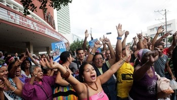  Cheers Scenes in Havana. - Many Cubans rejoiced at the news that the United States and Cuba Presidents & # XF8; want & # xE5; normalize relations. Here jubilant people in Havana over the Cuban prisoners as US unleashes in exchange for American prisoners in Cuban prisons. - Photo: STRINGER / Reuters 