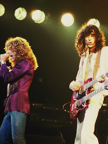  Led Zeppelin - Robert Plant (left) and Jimmy Page during a concert in Chicago in 1977. - TIME ST & # xD8; MIDDLE ?: Led Zeppelin are regarded by many as the all-time st & # XF8; first and most influential rock bands. Much indicates p & # xE5; they played two small & # xE5; concerts in Norway some f & # xE5; weeks f & # XF8; r they changed their name from The New Yardbirds to Led Zeppelin. - Photo Jim Summaries / Wikimedia Commons 