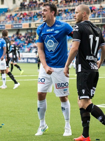  Daylife football 2015 Molde - Haugesund. Moldes Vegard Forren (left) is frustrated p & # xE5; Linesman in league match between Molde and Haugesund p & # xE5; Aker Stadium. Haugesund Tor Arne Andreassen to h & # XF8; swarm. 