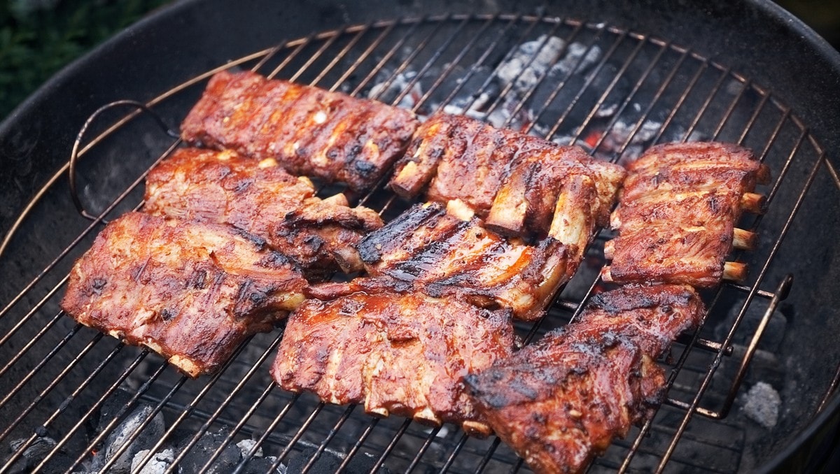 grilled pork ribs on bbq grill (shallow DOF) - Når du griller kjøtt, bør du tilsette øl, foreslår forskere ved Universitetet i Porto - Foto: Nataliya Hora / 