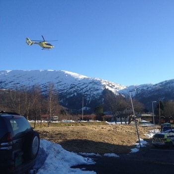 Lone helikopter - KNIVSTUKKET: Her fraktes den knivstukkede mannen bort med luftambulanse. - Foto: Ingfrid Berge Fossåskaret / NRK