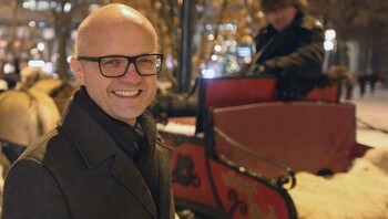 Vidar Helgesen, symbolsk plassert utenfor julemarkedet på karl johan - Vidar Helgesen, symbolsk plassert utenfor julemarkedet på Karl Johan. - Foto: Jarl Nymo / NRK