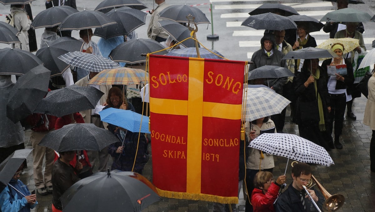 Songarstemne i Førde - VÅTT: Det var vått då sognarane gjekk i tog gjennom Førde laurdag føremiddag, men det la liten dempar på songgleda. - Foto: Alf Vidar Snæland / 