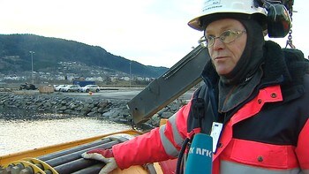 Trond Schjelderup, senior development engineer at Bredero Shaw. - Batteries that is inside these steel tubes have a lifespan of 25 years, says Trond Schjelderup who is a senior development engineer at Bredero Shaw. - Photo: GO , ril Pine / NRK 