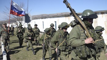  Soldiers with Russian flag enters p & # xE5; Crimean half & # XF8; ya 