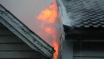 fire - There was a period in danger of the fire would spread to the two houses, but everything is under control now . - Photo: Tor Johannessen Other / 