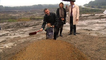  Jens Stoltenberg with f & # xF8; first cutting ceremony p & # xE5; Kalnes 