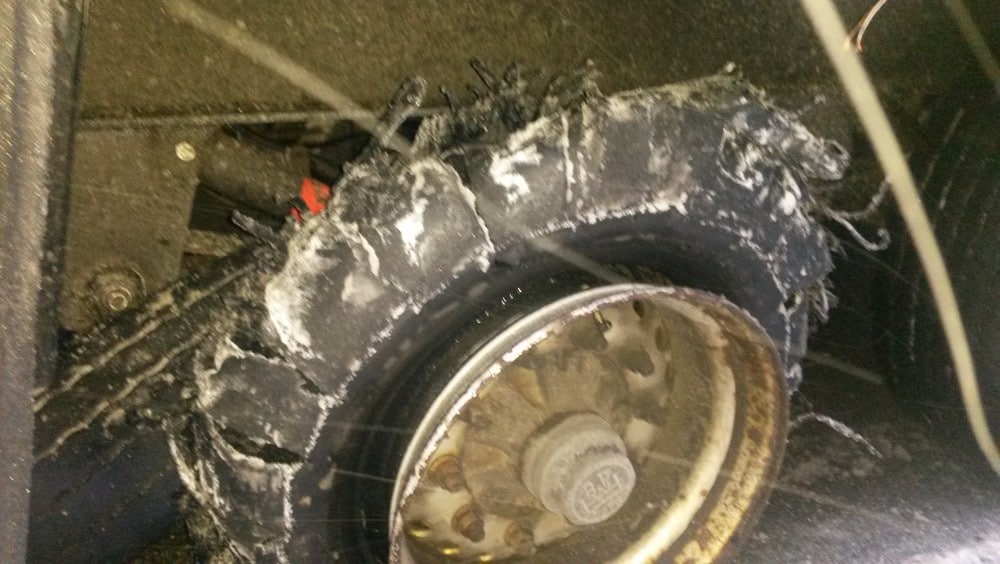 Punktert dekk - Med dette dekket skulle føreren av vogntoge frakte farlig gods innover i Norge. - Foto: Statens vegvesen / 