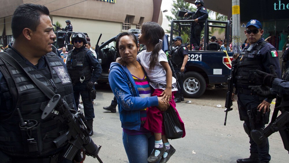 Barnehjemmet La Gran Familia i Mexico - Store politistyrker stormet barnehjemmet etter bekymringsmeldinger fra foreldre. - Foto: HECTOR GUERRERO / Afp