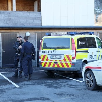 Politi på Lone etter knivstikking - RYKKET UT: Politiet rykket blant annet ut med hundepatrulje. - Foto: Ingfrid Berge Fossåskaret / NRK