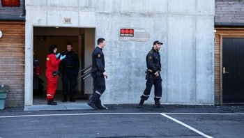 Mann knivstukket på Lone - KNIVSLAGSMÅL: Politi og ambulansepersonell på stedet. - Foto: Ingfrid Berge Fossåskaret / NRK