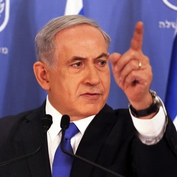 Benjamin Netanyahu peker under pressekonferanse - Israels statsminister Benjamin Netanyahu har valgt en konfronterende linje overfor palestinerne i sine regjeringsperioder. - Foto: GALI TIBBON / Afp