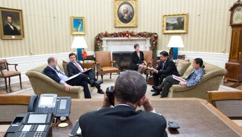  Barack Obama on the phone with Raoul Castro. - Here talks Barack Obama with Cuban President Raoul Castro p & # xE5; phone. - Photo: Pete Souza / The White House 