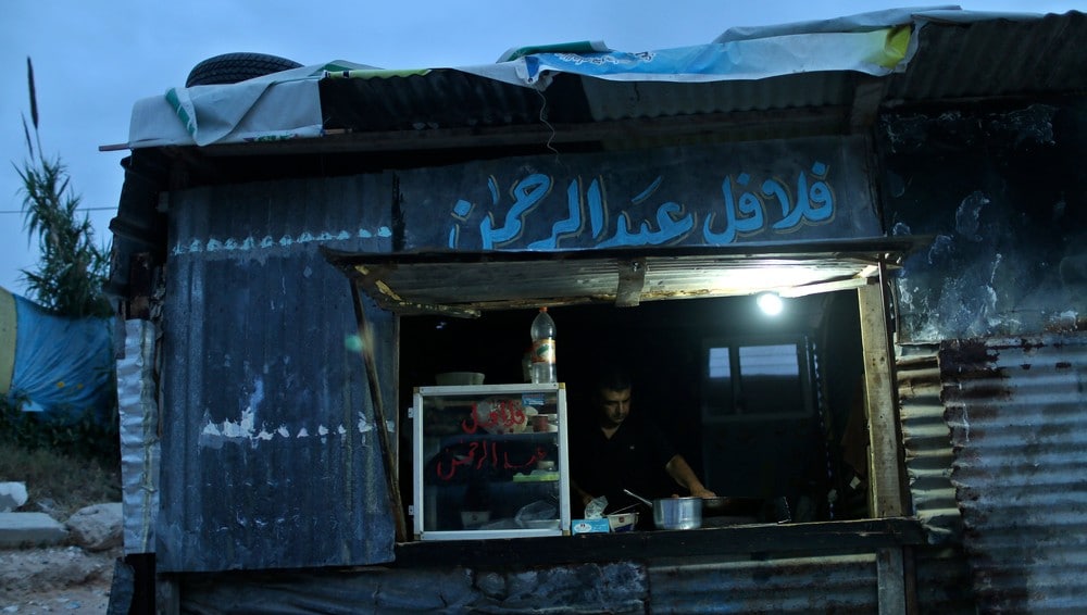 Falafel-kiosk i Jabalya flyktningleir, nord på Gazastripen - Gaza-beboerne forsøker å skaffe seg en levevei på det de kan, selv under blokaden. En mann i Jabalya-flyktningleir, som ligger nord på Gazastripen, driver en falafel-kiosk. - Foto: MOHAMMED SALEM / Reuters