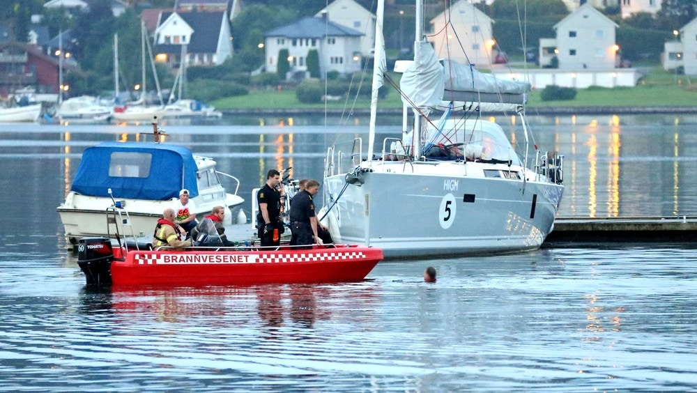 Politi i liten rød båt