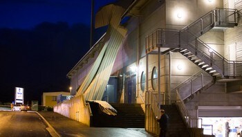 Color Line stadion, taket flerra av - Taket blei liggande nedover veggen på stadion etter at vinden hadde herja med det. - Foto: Ekornesvåg, Svein Ove / NTB scanpix