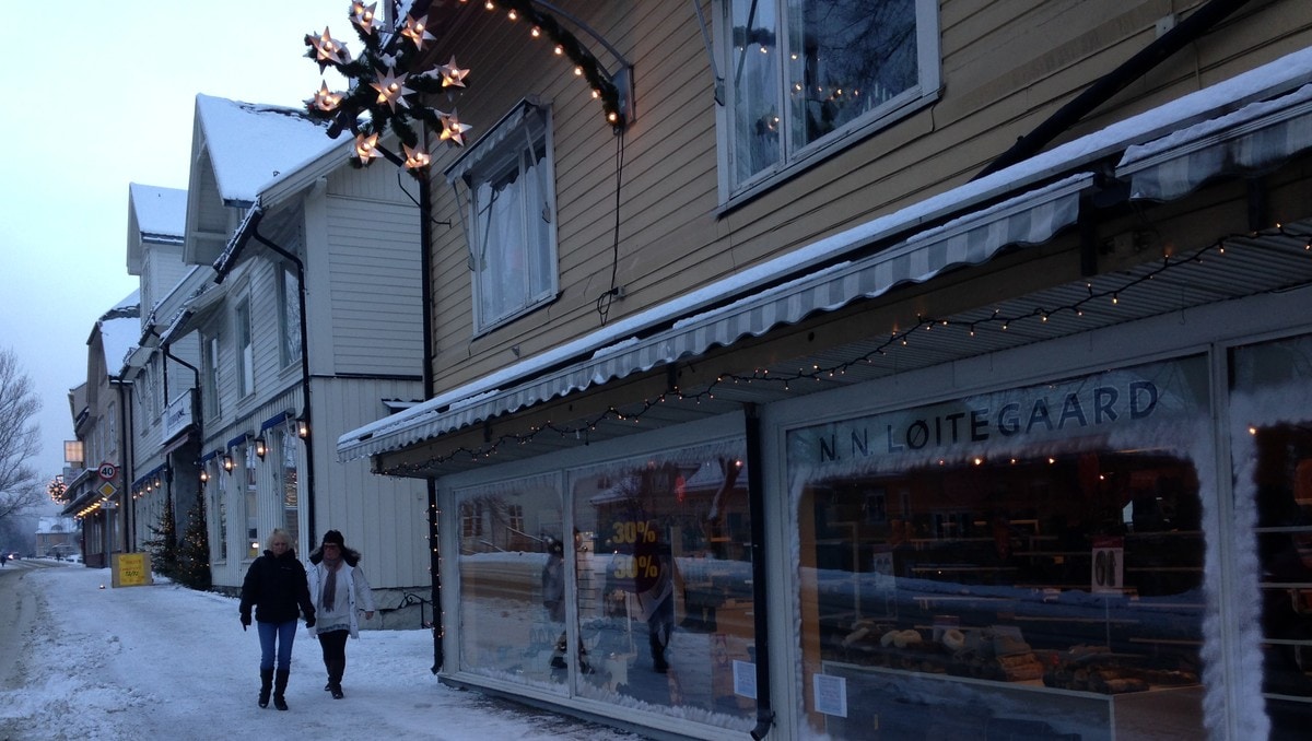 Rjukan demonstrasjon - Butikkene i Rjukan er stengte for at folk kan få demonstrere mot sykehussituasjonen i Rjukan og Telemark. - Foto: Roald Marker / NRK