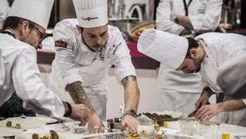  & # xD8; Rjanet Johannessen - The Norwegian team in full swing p & # xE5; Bocuse d'Or in Lyon Wednesday. - Photo: JEAN-PHILIPPE Ksiazek / AFP 
