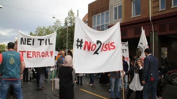 Demonstrasjon mot ISIS og Profetens Ummah i Oslo - Flere tusen samlet seg til demonstrasjon mot IS i Oslo mandag ettermiddag. På twitter brukes emneknaggen #No2isis flittig. - Foto: Paal Wergeland / NRK