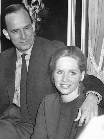  Liv Ullmann 1968 - STOCK THEATRE OF BERGMAN: Liv Ullmann will dramatize the film & # xAB; Confidential conversations & # xBB; for stage, based on & # xE5; Ingmar Bergman's screenplay. Ullmann worked in many & # xE5; r closely with Bergman, and was also & # xE5; his partner between 1965 and 1970. Here the two together in 1968.AP 