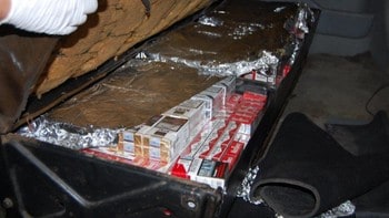 Sigarett-beslag - Bilen til de ti rumenerne var lastet med sprit og sigaretter da de prøvde å sno seg unna tollen. - Foto: Tollvesenet / 