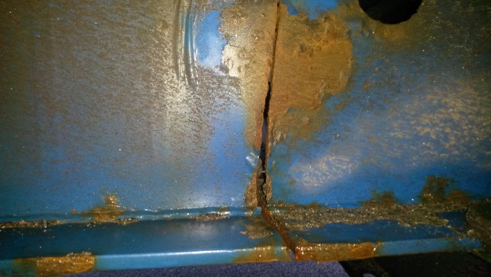 Kontroll av vogntog - Hengeren til vogntoget hadde flere sprekkdannelser. - Foto: Statens vegvesen / 