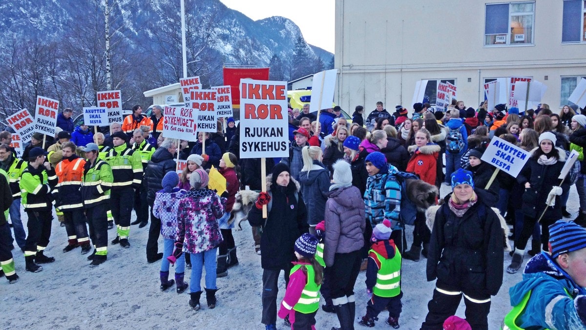 Demonstrasjon for Rjukan sykehus - Det er onsdag ettermiddag reneste folkevandringen til demonstrasjonen for å beholde sykehuset på Rjukan. - Foto: Roald Marker / NRK