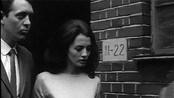 Christine Keeler går ut i bil - Christine Keeler på vei til retten. 