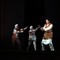 Papageno (Mads Wighus) og dei tre unge «gutane» (Ingrid Anna Dissen, Nina Alexandra Baretto og Ellen Sekulic). Papageno (Mads Wighus) og dei tre unge «gutane» (Ingrid Anna Dissen, Nina Alexandra Baretto og Ellen Sekulic).